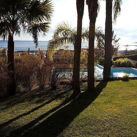 Au Chateau Vallaya Мантон